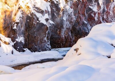 Stromende beek en sneeuw tijdens fotoreis Kuusamo