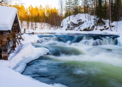 Waterval bij een huis met lange sluitertijden tijdens fotoreis Kuusamo