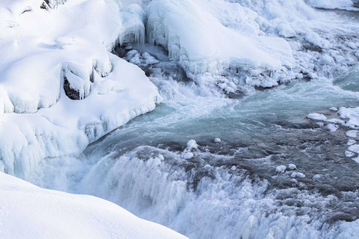 Bevroren en stromend water Gullfoss