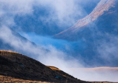 Intiem berglandschap in mist Glencoe