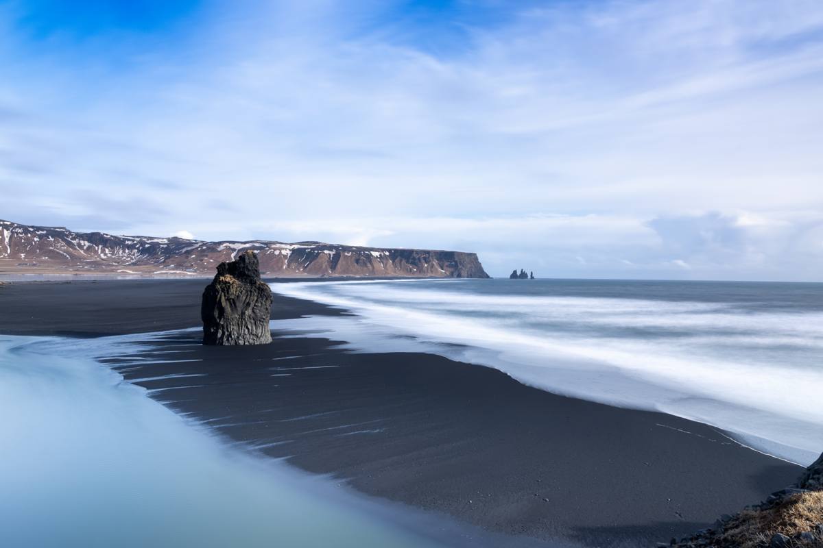 Vik beach kustlijn met rots