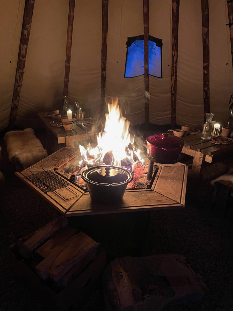 Kampvuur in tipi tent