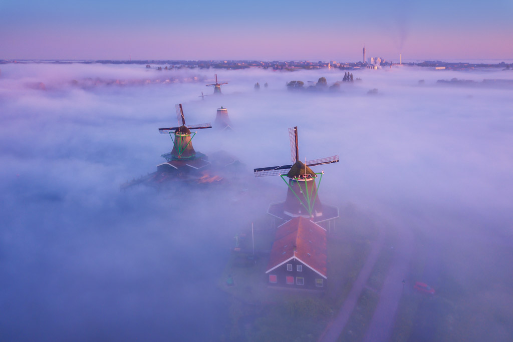 Foto van kano in groen water gemaakt door reisfotograaf Johan Lolos